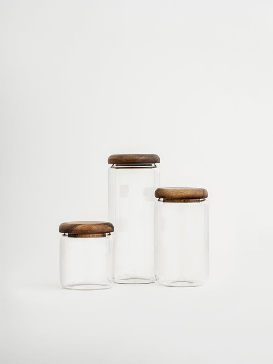glazen voorraadpot, voorraadpot met houten deksel, luchtdichte voorraadpot, voorraadpot met acaciahouten deksel, voorraadpot in 3 maten, afgeronde houten deksel, glazen pot met natuurlijke look, stijlvolle voorraadpot, duurzame voorraadpot, glazen bewaarpot, voorraadpot voor droge voeding, glazen keukenpot, natuurlijke opbergpot, houten deksel opbergpot, keuken organizer pot, pantry pot, home organizing voorraadpot, voorraadpot voor georganiseerde keuken, keuken opbergoplossing, stijlvolle keukenorganisatie