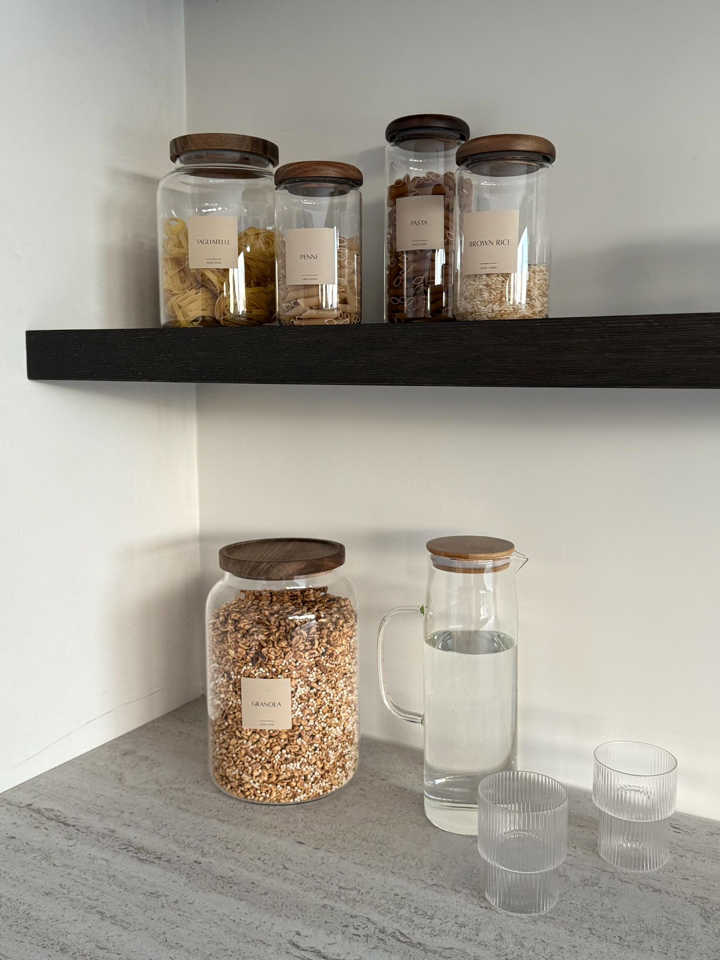 großes Vorratsglas, weites Glas-Vorratsgefäß, Vorratsglas für Mehl und Backwaren, Vorratsglas für Reis, Glasbehälter mit Holzdeckel, Vorratsglas mit dunkelbraunem Akazienholzdeckel, luftdichtes Vorratsglas, geräumiger Glasaufbewahrungsbehälter, Vorratsglas für Großmengen, Glasbehälter mit natürlicher Optik, Vorratsglas mit Holzdeckel, Speisekammer Organizer, stilvolles Vorratsglas, nachhaltige Aufbewahrungslösung, Küchenorganizer Glas, Vorratsglas für große Mengen, Glasbehälter für die Küche, Vorratsglas 