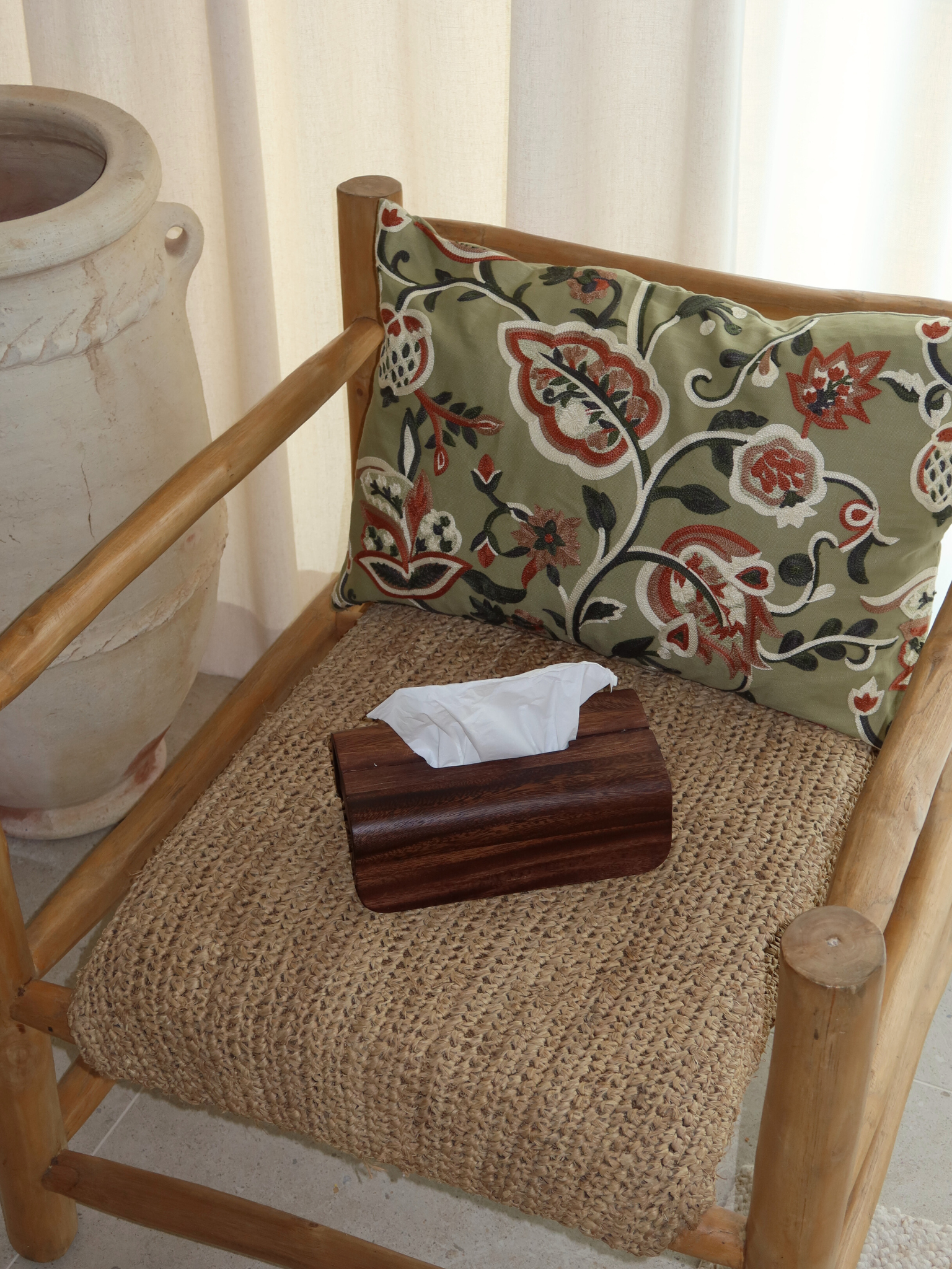 Tissuebox, tissuebox van Borneo-hout, houten tissuehouder, luxe houten tissuebox, tissue-opbergdoos van hout, natuurlijke tissuebox, stijlvolle tissuehouder, houten doos voor tissues, accessoire van Borneo-hout, tissuebox met deksel, minimalistische tissuehouder, duurzame tissuebox, handgemaakte houten tissuebox, houten badkameraccessoire, tissuebox voor woonkamer van hout, elegante tissuehouder, tissuebox met natuurlijke afwerking