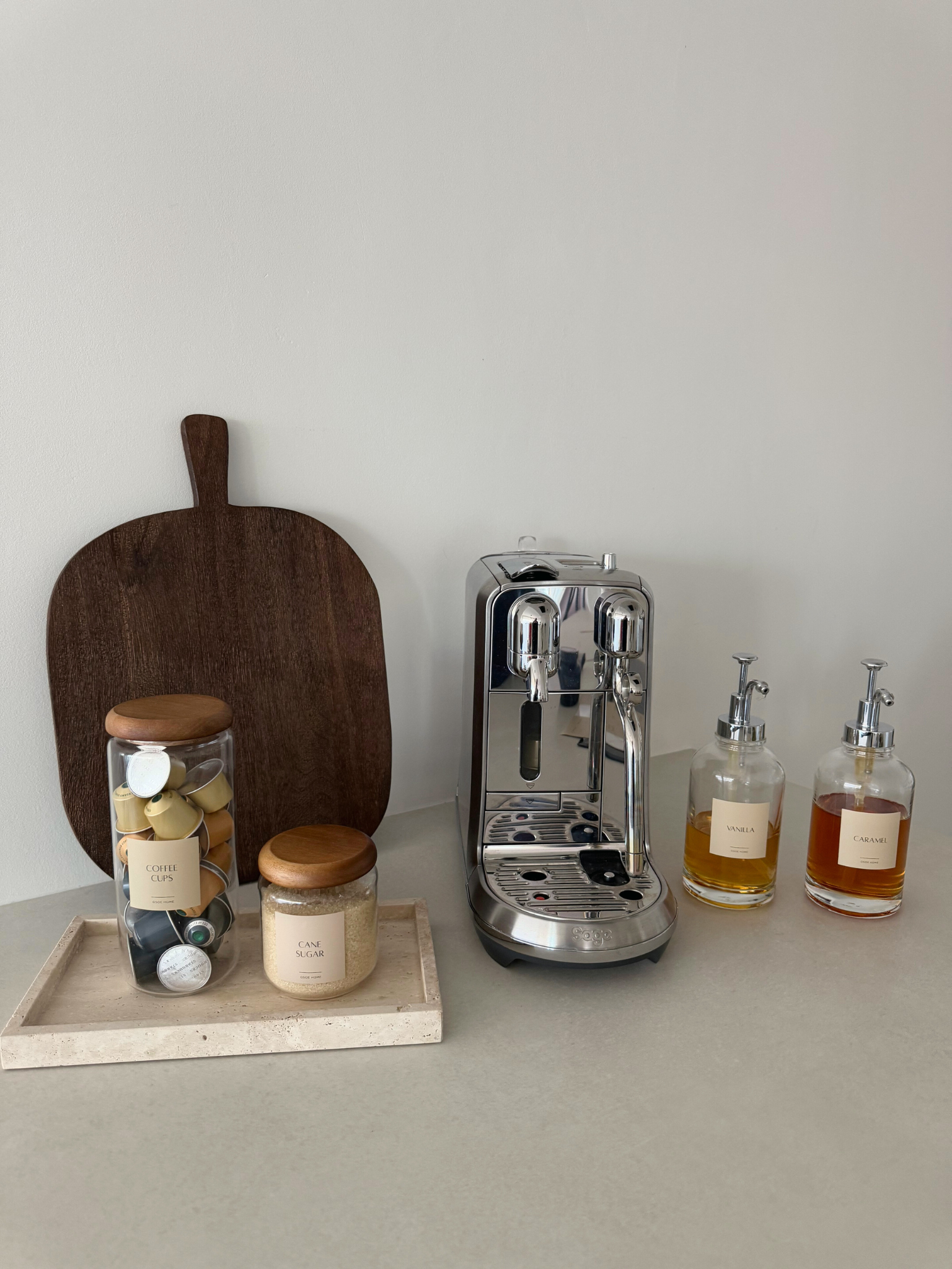 Kaffeasirupspender-Set, Siruppumpflaschen Silber, Kaffeezubehör, Spenderflaschen mit Silberpumpe, 2er-Set Sirupspender, moderne Kaffeestation, Pumpflaschen für Sirup, stilvolle Kaffeebar-Werkzeuge, Kaffeeflaschen mit Silberpumpe, wiederverwendbare Sirupspender, elegantes Küchenspender-Set, Barista-Siruppumpen, Sirupflaschen mit Silberdeckel, Siruppumpen im Café-Stil, Flaschen für Küchenorganisation, Sirupflaschen-Set Silber, Arbeitsflächenzubehör für Kaffee, Essentials für das Home-Café, BPA-freie Pump