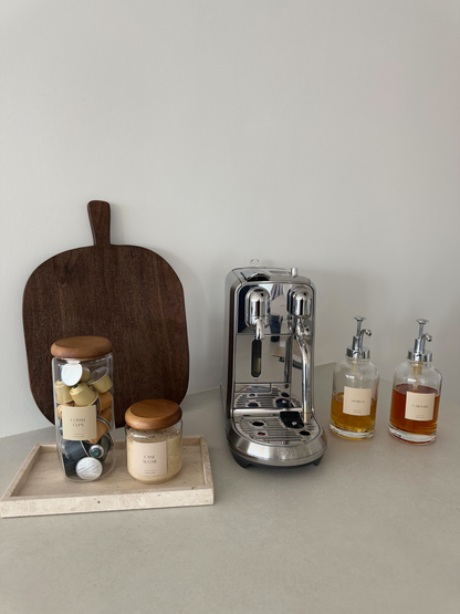 Kaffeasirupspender-Set, Siruppumpflaschen Silber, Kaffeezubehör, Spenderflaschen mit Silberpumpe, 2er-Set Sirupspender, moderne Kaffeestation, Pumpflaschen für Sirup, stilvolle Kaffeebar-Werkzeuge, Kaffeeflaschen mit Silberpumpe, wiederverwendbare Sirupspender, elegantes Küchenspender-Set, Barista-Siruppumpen, Sirupflaschen mit Silberdeckel, Siruppumpen im Café-Stil, Flaschen für Küchenorganisation, Sirupflaschen-Set Silber, Arbeitsflächenzubehör für Kaffee, Essentials für das Home-Café, BPA-freie Pump