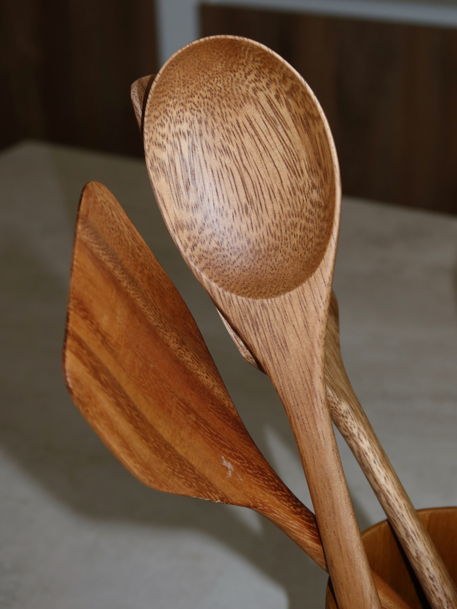Houten keukengerei voor in de keuken met keukengereihouder Houten keukengerei voor in de keuken met keukengereihouder