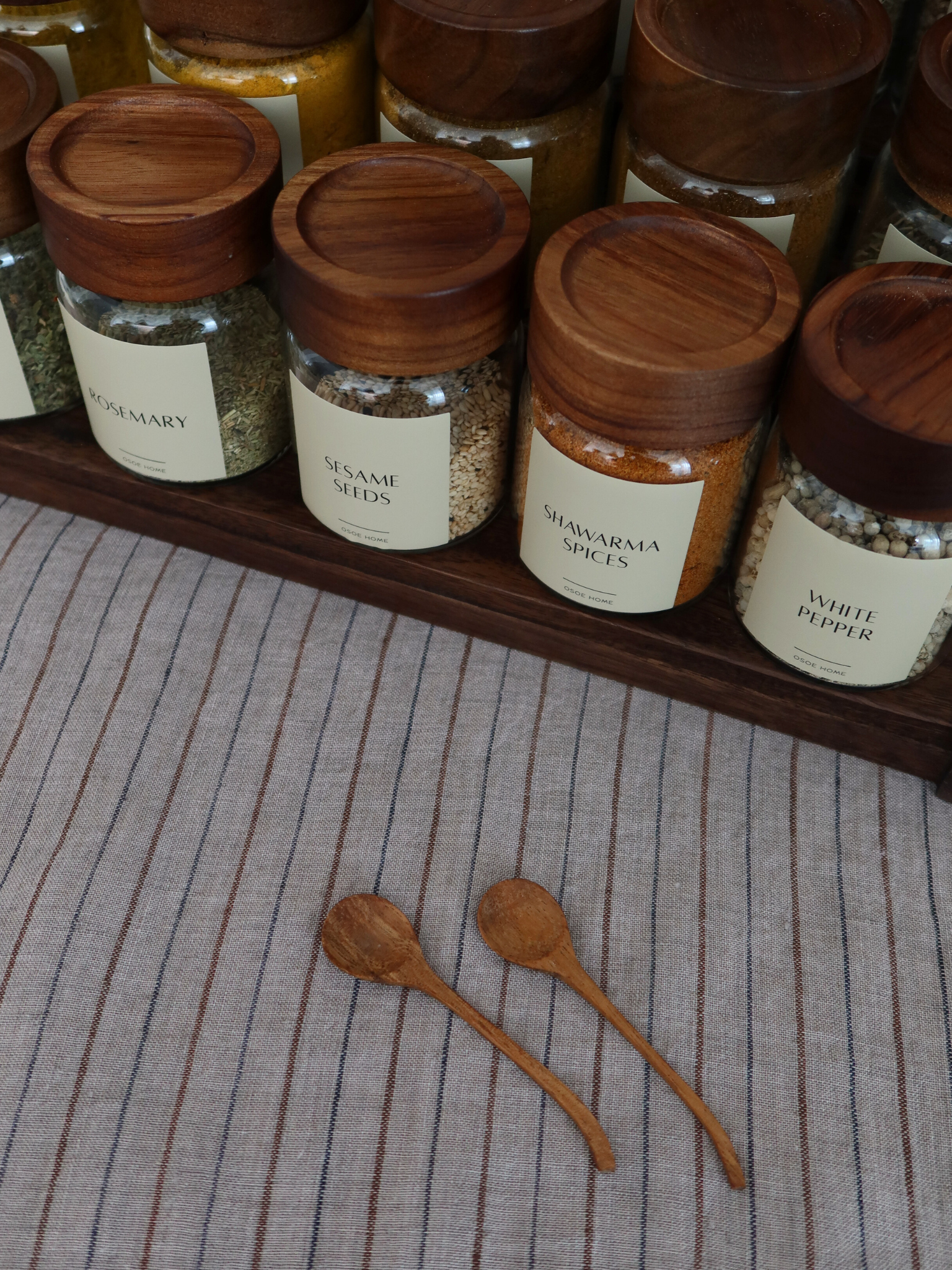 Kleiner Holz-Gewürzlöffel, Holz-Gewürzlöffel, Löffel für Gewürzgläser, praktischer Gewürzlöffel, Küchenutensil aus Holz, Holz-Messlöffel für Gewürze, Gewürzlöffel aus Naturholz, Zubehör für Gewürzgläser, Küchenorganisations-Löffel, Holzlöffel für Gewürze, kompakter Gewürzlöffel, umweltfreundlicher Gewürzlöffel, Küchenwerkzeug für Home-Organizing, Helfer für Gewürzgläser, kleiner Holzlöffel, Gewürzgläser, mit Etiketten, Gewürzglas.