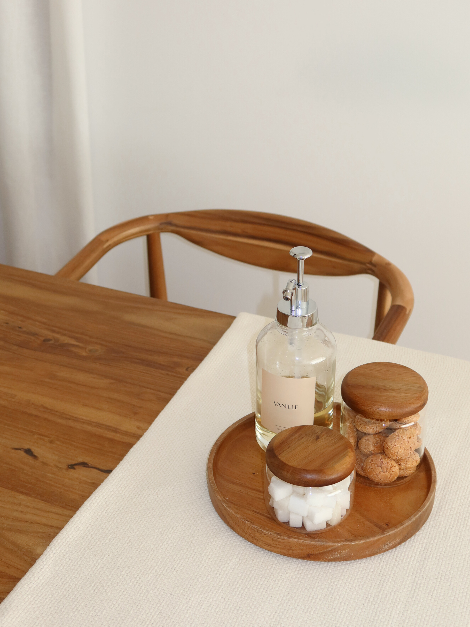 Koffiesiroop dispenser set, zilveren siroop pompflessen, koffiebar accessoires, dispenserflessen met zilveren pomp, set van 2 siroopdispensers, moderne koffiehoek inrichting, pompflessen voor siroop, stijlvolle koffiebar tools, koffieflessen met zilveren pomp, herbruikbare siroopdispensers, elegant keukendispenserset, barista sirooppompen, koffiesiroopflessen met zilveren dop, café-stijl sirooppompen, keuken organizer flessen, zilveren siroopfles set, aanrecht accessoires voor koffie, home café essentials, 