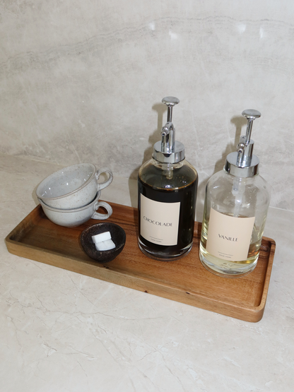 Koffiesiroop dispenser set, zilveren siroop pompflessen, koffiebar accessoires, dispenserflessen met zilveren pomp, set van 2 siroopdispensers, moderne koffiehoek inrichting, pompflessen voor siroop, stijlvolle koffiebar tools, koffieflessen met zilveren pomp, herbruikbare siroopdispensers, elegant keukendispenserset, barista sirooppompen, koffiesiroopflessen met zilveren dop, café-stijl sirooppompen, keuken organizer flessen, zilveren siroopfles set, aanrecht accessoires voor koffie, home café essentials, 