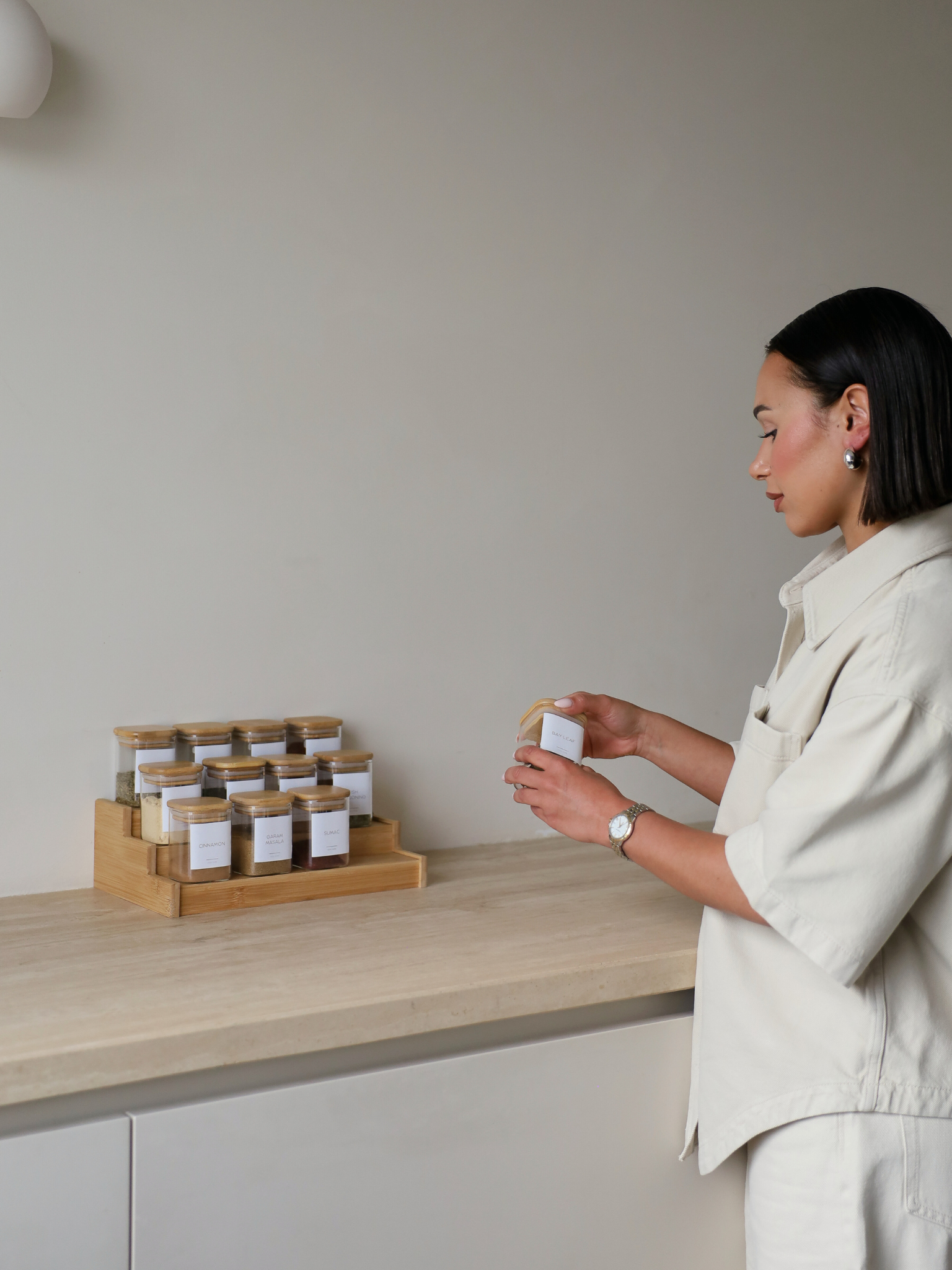 kruidenpotjes met labels; glazen kruidenpotjes set; kruidenpotjes met houten deksel; kruidenpotjes bamboe deksel; kruidenpotjes acacia deksel; vierkante kruidenpotjes; ronde kruidenpotjes; luchtdichte kruidenpotjes; kruidenpotjes met strooideksel; kruidenpotjes met schroefdeksel; kruidenpotjes met stickers; kruidenpotjes met etiketten; kruidenpotjes zwart deksel; kruiden organizer lade; uitschuifbare kruiden organizer; kruiden organiseren keuken; kruiden bewaren glazen potjes; keuken organiseren kruidenrek;