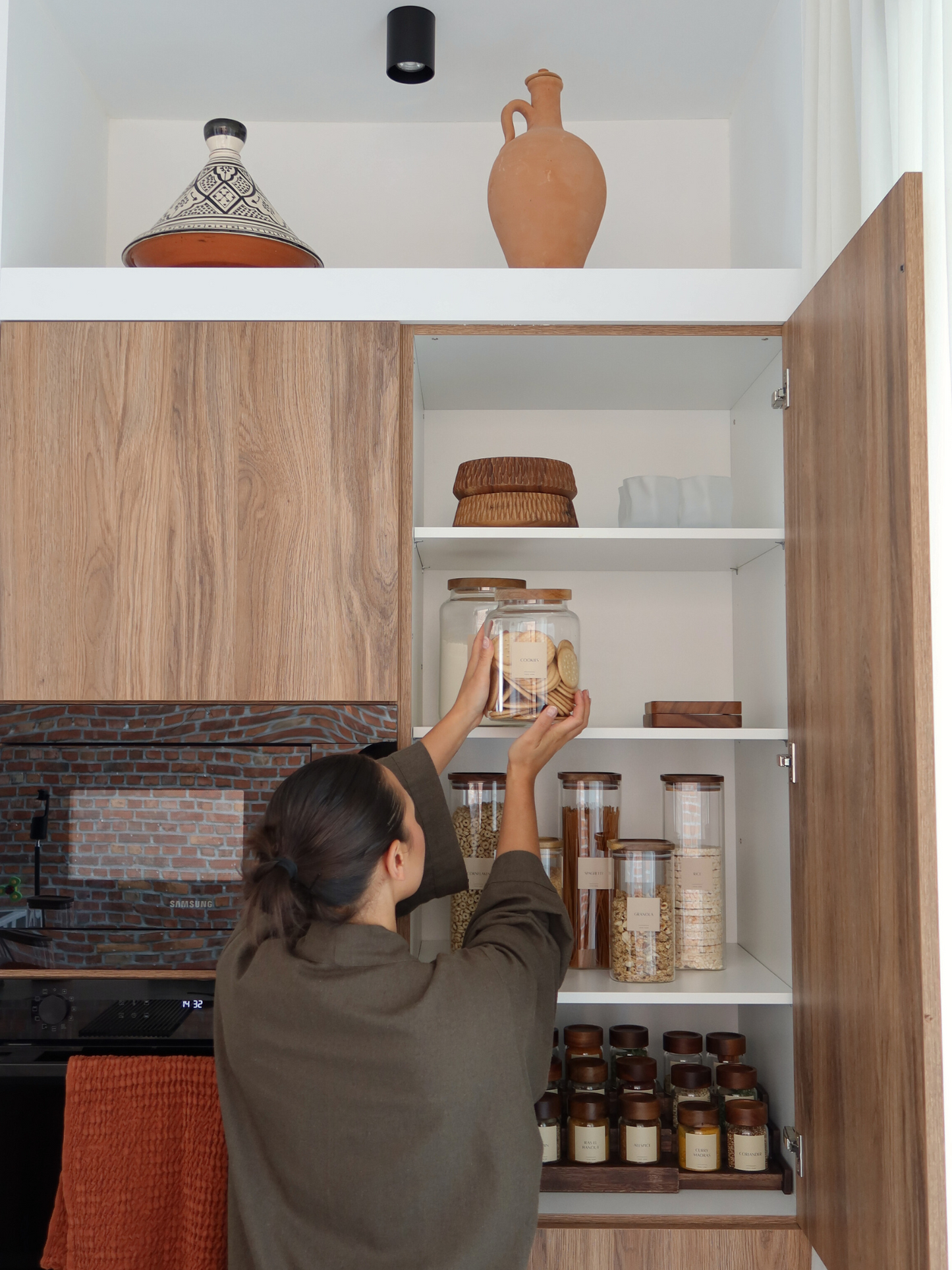 Large storage jar, wide glass jar, jar for flour and meal, jar for rice, glass jar with wooden lid, jar with dark brown acacia wooden lid, airtight storage jar, spacious glass container, jar for bulk storage, glass jar with natural look, wooden lid storage jar, pantry organizer, stylish storage jar, sustainable storage solution, kitchen organizer jar, jar for large quantities, glass kitchen jar, large pantry jar, wide jar.