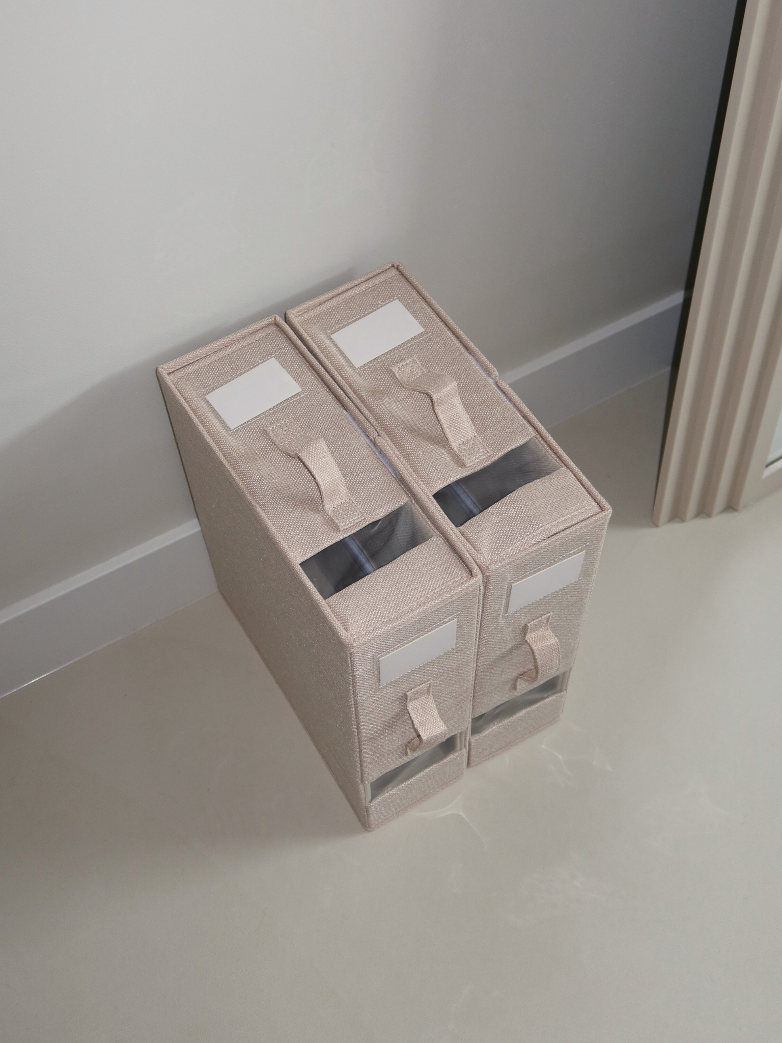 beige hoeslaken organizer, linnen opberg organizer, beddengoed opbergen, stoffen organizer beige, slaapkamer opbergoplossing, home organizing linnen, beige stoffen opberger, bedlinnen organizer, beige kast organizer, ruimtebesparende hoeslaken houder, neutrale kleur opberger, slaapkamer organisatie, home organizing opberger, zachte stoffen organizer, netjes beddengoed opbergen