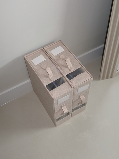 beige hoeslaken organizer, linnen opberg organizer, beddengoed opbergen, stoffen organizer beige, slaapkamer opbergoplossing, home organizing linnen, beige stoffen opberger, bedlinnen organizer, beige kast organizer, ruimtebesparende hoeslaken houder, neutrale kleur opberger, slaapkamer organisatie, home organizing opberger, zachte stoffen organizer, netjes beddengoed opbergen