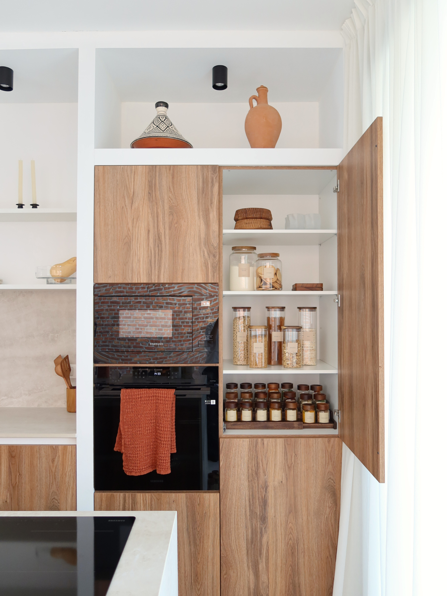 étagère à épices en bois brun foncé, étagère à épices en bois brun foncé, étagère à épices avec bocaux, support en bois pour bocaux à épices, rangement soigné des bocaux à épices, porte-bocaux à épices élégant, organisateur durable de bocaux à épices en bois, bocaux à épices et étagère à épices, étagère pour bocaux à épices, organisateur de cuisine en bois, organisateur de cuisine naturel, étagère à épices en bois pour home organizing, étagère compacte pour bocaux à épices, organiseur pour bocaux à épices, 