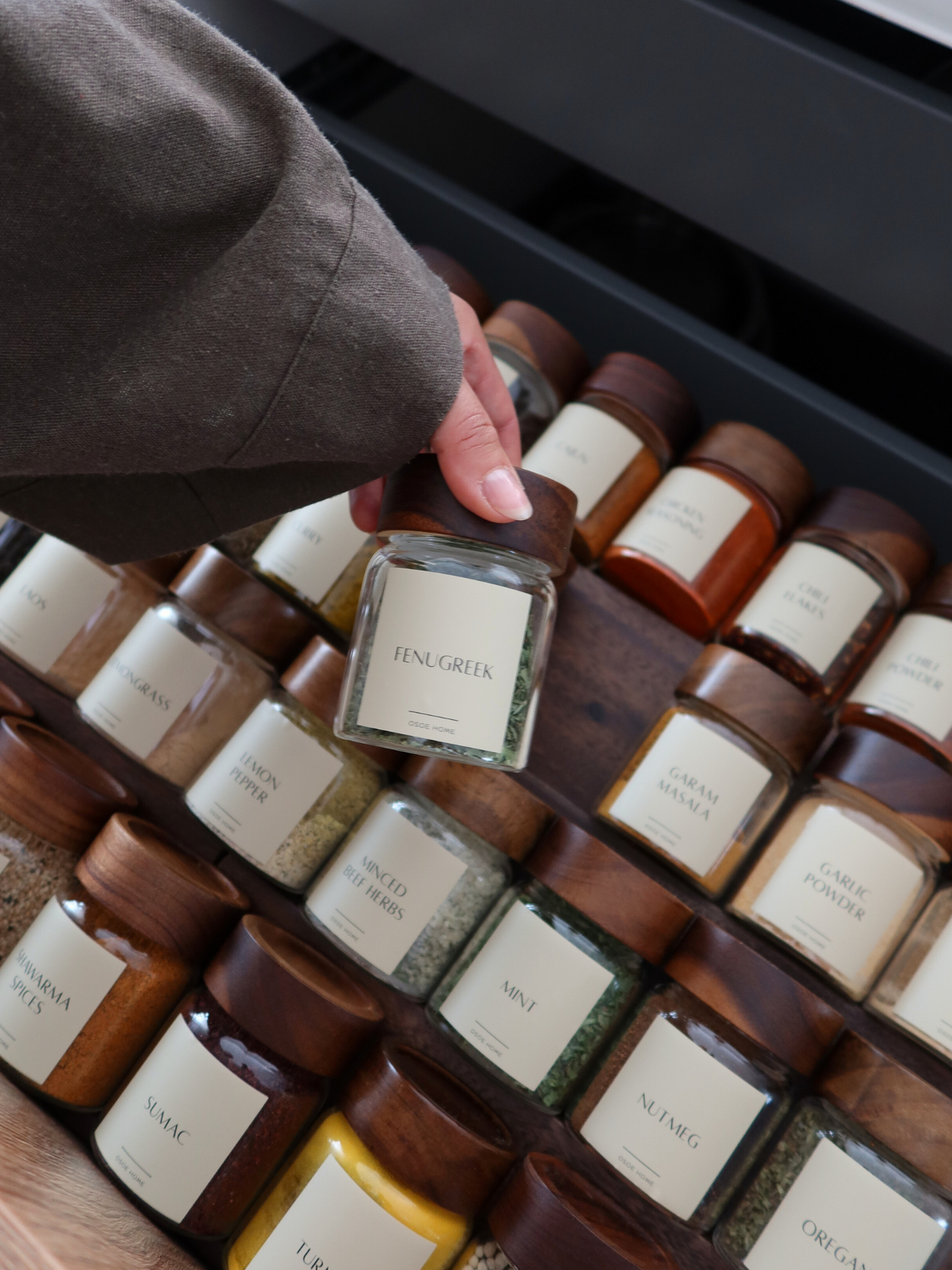 Étagère à épices à tiroir Dusan en bois de Bornéo brun foncé, organisant soigneusement les pots à épices dans votre tiroir de cuisine. Cet organisateur de pots à épices en bois, compact et élégant, maintient chaque pot en place, offrant un rangement en bois naturel et durable qui transforme un tiroir encombré en un ensemble d'étagères à épices propre et fonctionnel. Idéal pour les petites cuisines, ce support à pots à épices en bois foncé allie design intemporel et praticité quotidienne — une solution de ra