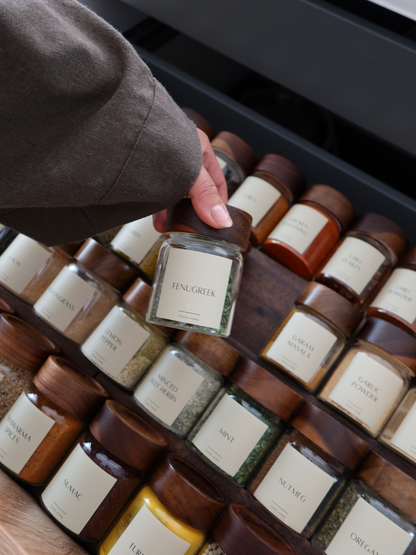 Étagère à épices à tiroir Dusan en bois de Bornéo brun foncé, organisant soigneusement les pots à épices dans votre tiroir de cuisine. Cet organisateur de pots à épices en bois, compact et élégant, maintient chaque pot en place, offrant un rangement en bois naturel et durable qui transforme un tiroir encombré en un ensemble d'étagères à épices propre et fonctionnel. Idéal pour les petites cuisines, ce support à pots à épices en bois foncé allie design intemporel et praticité quotidienne — une solution de ra