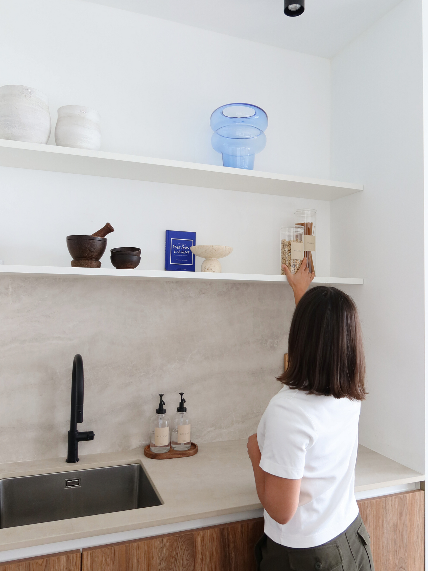 Houten plate dispensers. Houten opbergers voor keuken of badkamer. Voorraadpot en kruidenpotje hout. Organizer en ladeverdeler. Houten schaal of fruitschaal. Kleine houten lepel. Licht of donker hout. Wooden plate dispensers.  Wood organizers for kitchen or bathroom. Glass jar with wooden lid. Wooden spice jar. Drawer divider and organizer. Wooden bowl or fruit bowl. Small wooden spoon. Bamboo spoon. Light or dark wood. Holzaufbewahrung für Küche oder Bad. Rangement en bois pour cuisine ou salle de bain.