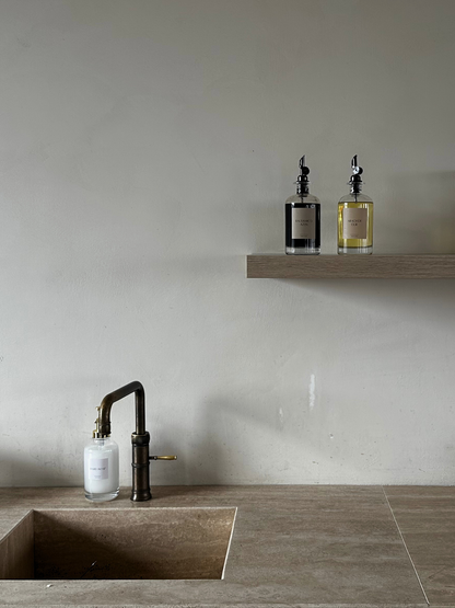 Koffie siroop dispenser. Siroop dispenser glas pomp. Monin siroop. Ranja dispenser. Monin koffiesiroop. Drank dispenser. Glazen dispenser. Zeep dispenser. Afwas. Hervulbaar. Keuken organizer. Luchtdicht. Schenkfles. Olie en azijn stel. Personaliseer met labels en stickers. Schenkflessen. Pomp flessen. Olie en azijnstel xenos hema blokker action ikea dille en kamille. Zwart zilver goud. Oil en vinegar. Pouring jars. Pour cap dispensers. Refillable dispensers glass. Refillable flask pour cap black. Refillable