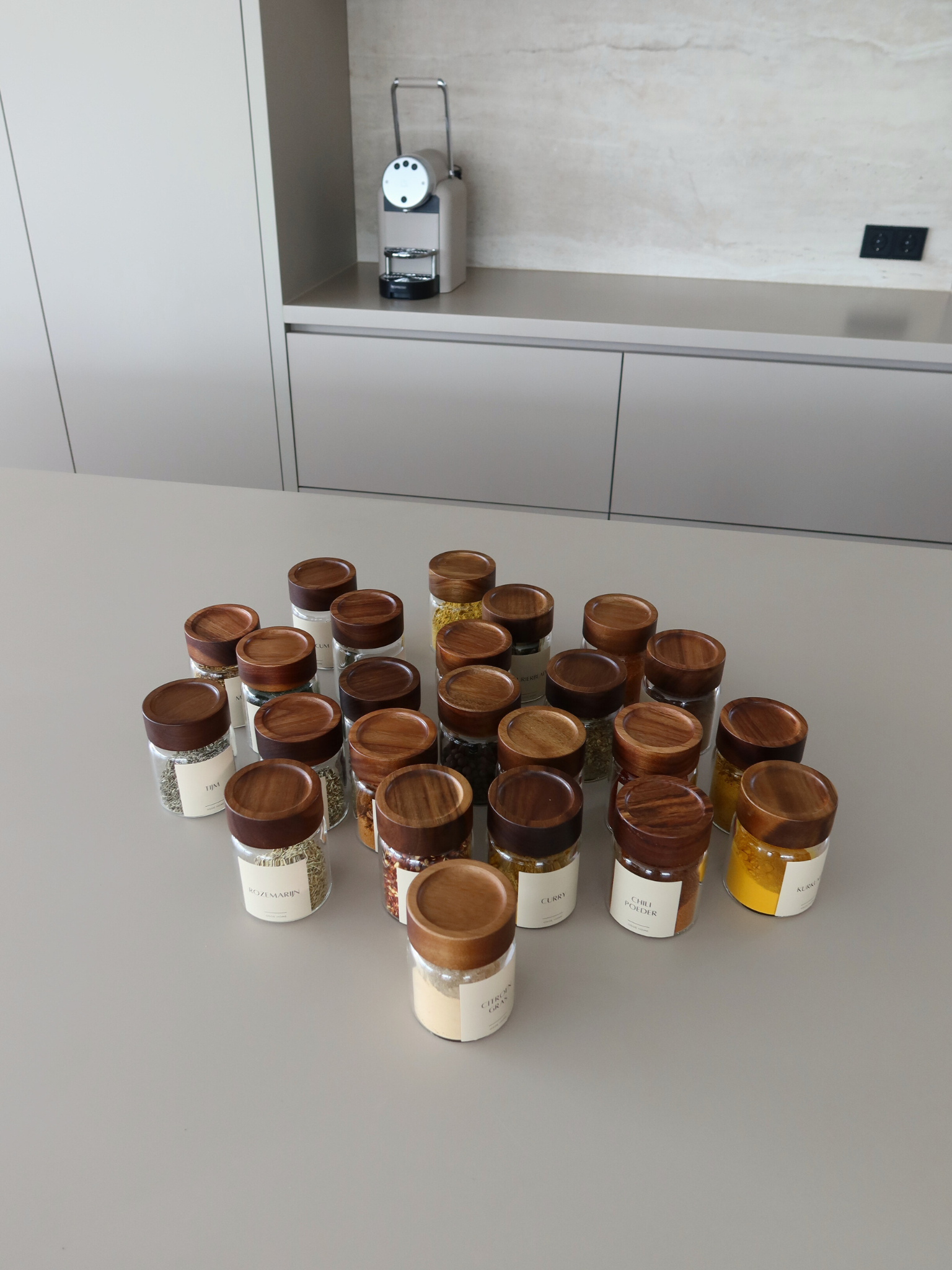 Kruidenpotjes met strooideksel. Kruidenpotjes vierkant rond. Kruidenrek. Kruidenpotjes glas. Deksel hout bamboe acacia. Kruidenpotjes met stickers labels etiketten. Kruidenpotje glazen. Kruiden bewaren. Kruiden organizer. Kruiden organizer lade. Kruiden organiseren. Kruiden organizer uitschuifbaar. Set. Schroefdeksel. Kruidenpotje zwart. Luchtdicht. Keuken organiseren. Kruidenpotje Temu. Spice jar. Spice jars with labels. Brown jar. Bamboo spice jar. Spice jar wood. Pot à épices en bois. Gewürzdose Holz.