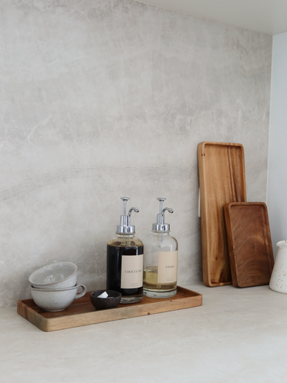 Kaffeasirupspender-Set, Siruppumpflaschen Silber, Kaffeezubehör, Spenderflaschen mit Silberpumpe, 2er-Set Sirupspender, moderne Kaffeestation, Pumpflaschen für Sirup, stilvolle Kaffeebar-Werkzeuge, Kaffeeflaschen mit Silberpumpe, wiederverwendbare Sirupspender, elegantes Küchenspender-Set, Barista-Siruppumpen, Sirupflaschen mit Silberdeckel, Siruppumpen im Café-Stil, Flaschen für Küchenorganisation, Sirupflaschen-Set Silber, Arbeitsflächenzubehör für Kaffee, Essentials für das Home-Café, BPA-freie Pump