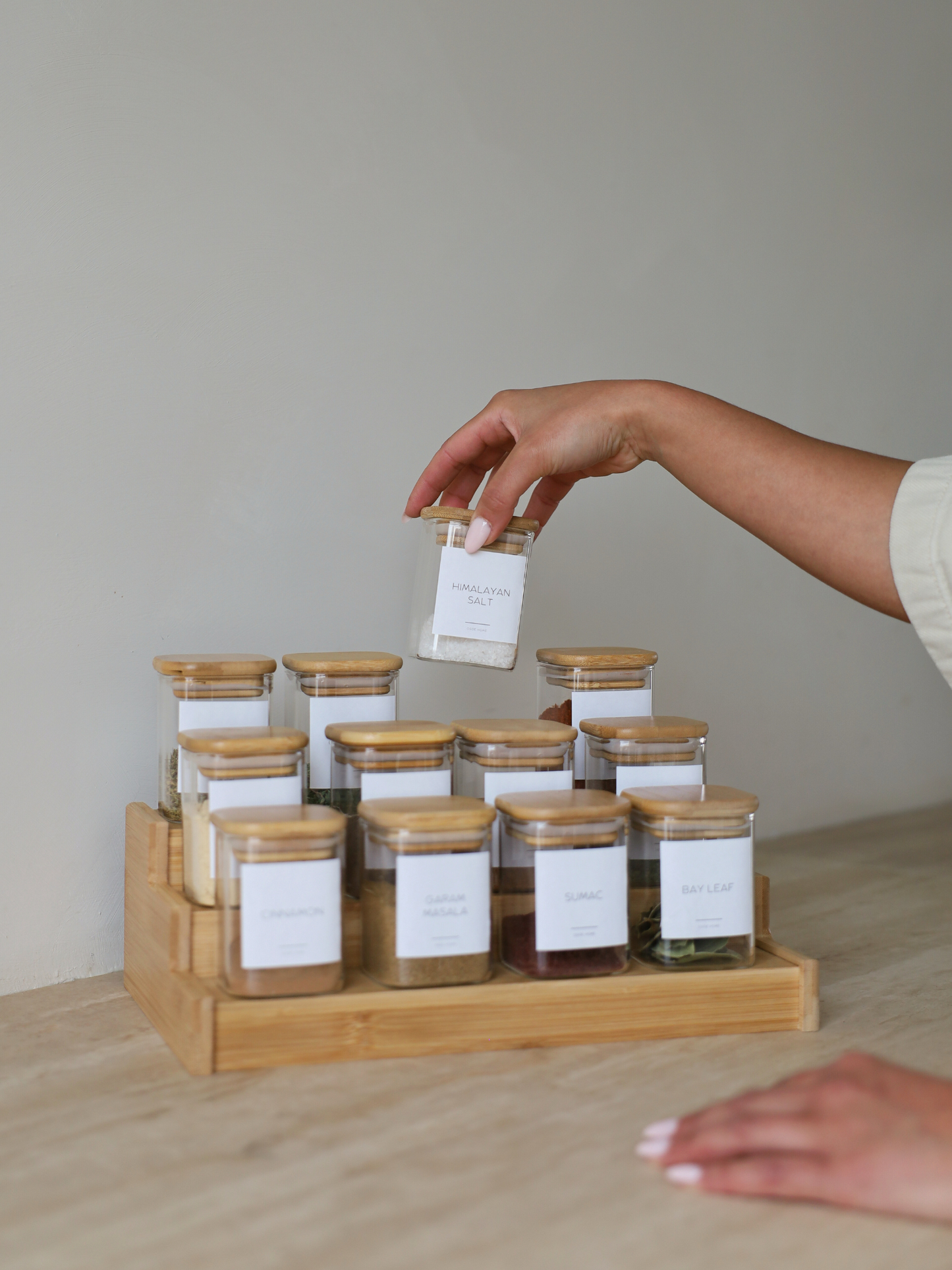 kruidenpotjes met labels; glazen kruidenpotjes set; kruidenpotjes met houten deksel; kruidenpotjes bamboe deksel; kruidenpotjes acacia deksel; vierkante kruidenpotjes; ronde kruidenpotjes; luchtdichte kruidenpotjes; kruidenpotjes met strooideksel; kruidenpotjes met schroefdeksel; kruidenpotjes met stickers; kruidenpotjes met etiketten; kruidenpotjes zwart deksel; kruiden organizer lade; uitschuifbare kruiden organizer; kruiden organiseren keuken; kruiden bewaren glazen potjes; keuken organiseren kruidenrek;
