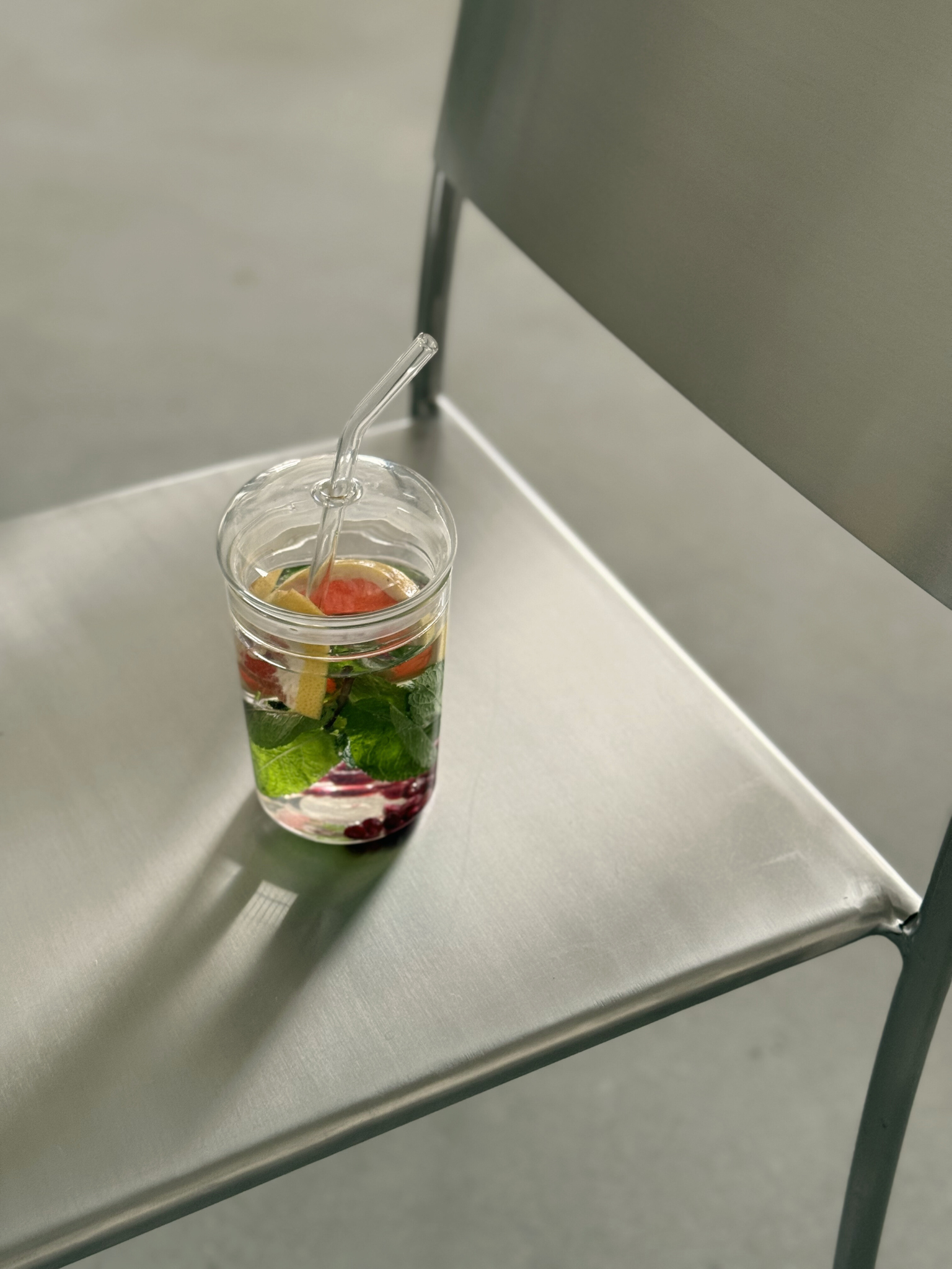 Verre en verre, paille en verre, vaisselle transparente, design minimaliste, écologique, paille réutilisable, vaisselle moderne, verre transparent, lumière naturelle, organisation de la maison, espace sans encombrement, espace rangé, esthétique de cuisine, mode de vie durable, décoration simple, ustensiles fonctionnels, boisson élégante, vie organisée, environnement paisible, verrerie élégante, maison organisée, surface propre, design réfléchi, éco-responsable, ambiance calme, organisation de la maison, obj