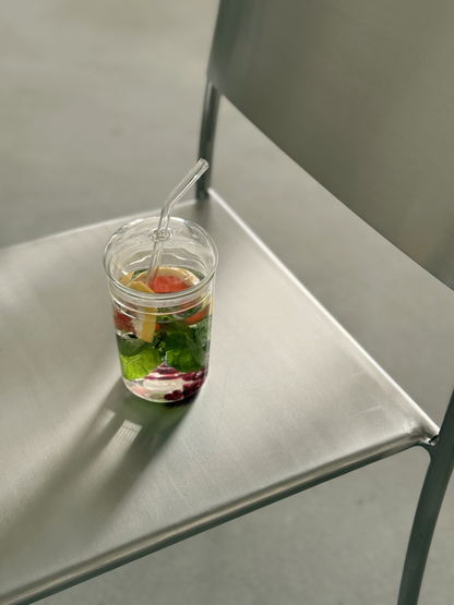 Verre en verre, paille en verre, vaisselle transparente, design minimaliste, écologique, paille réutilisable, vaisselle moderne, verre transparent, lumière naturelle, organisation de la maison, espace sans encombrement, espace rangé, esthétique de cuisine, mode de vie durable, décoration simple, ustensiles fonctionnels, boisson élégante, vie organisée, environnement paisible, verrerie élégante, maison organisée, surface propre, design réfléchi, éco-responsable, ambiance calme, organisation de la maison, obj