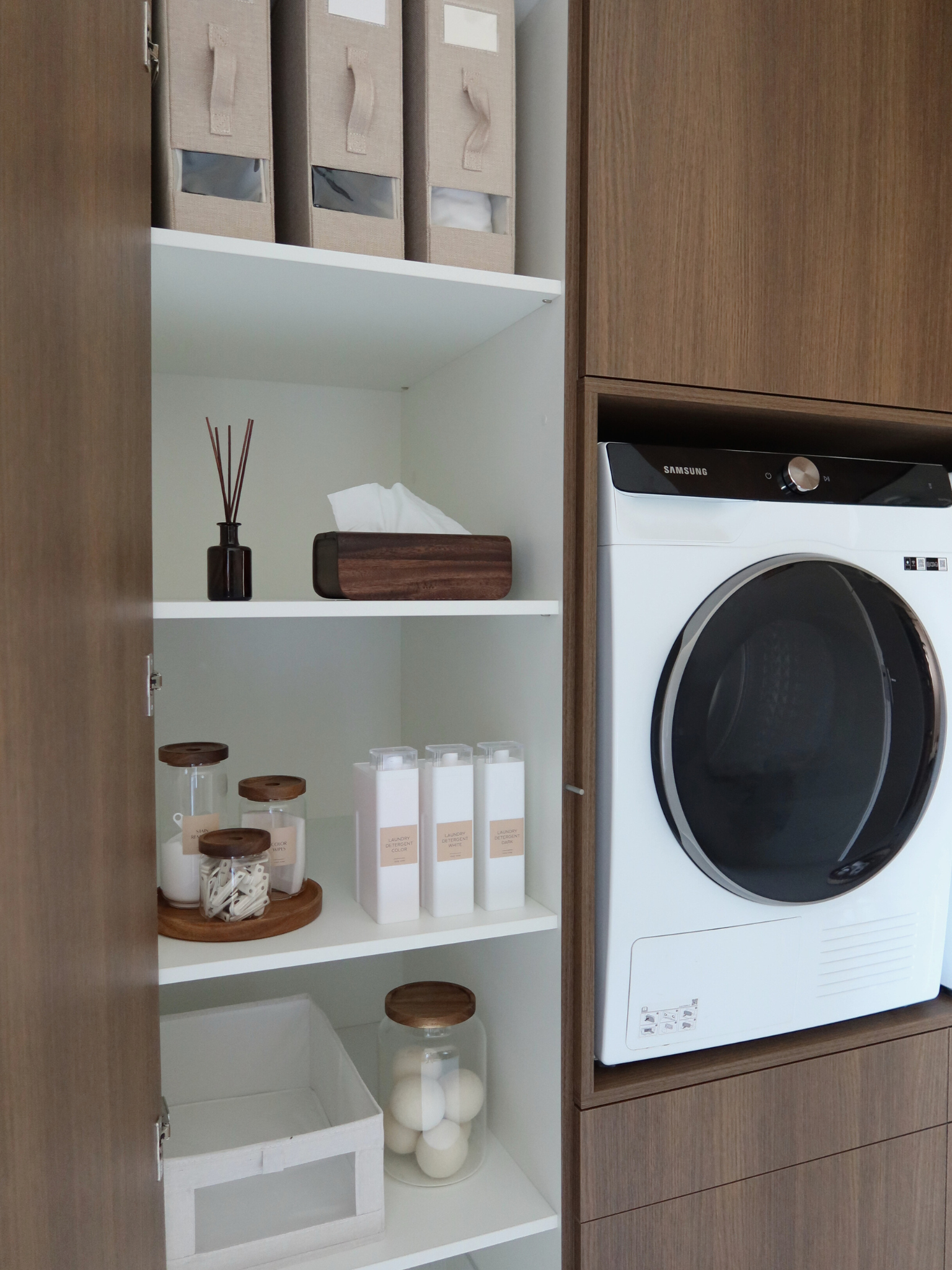 wasmiddel schenktfles, was organizer fles, wasmiddel dispenser fles, navulbare wasfles, moderne waskamer fles, stijlvolle wasmiddelcontainer, minimalistische wasfles, waszeep dispenser, organiserende fles voor de waskamer, wasmiddel opbergfles, esthetische was organizer, wasfles met schenktuit, herbruikbare wasmiddelfles, BPA-vrije wasfles, schenktuit wascontainer, thuisorganisatie was, accessoires voor de waskamer, milieuvriendelijke wasmiddeldispenser, was