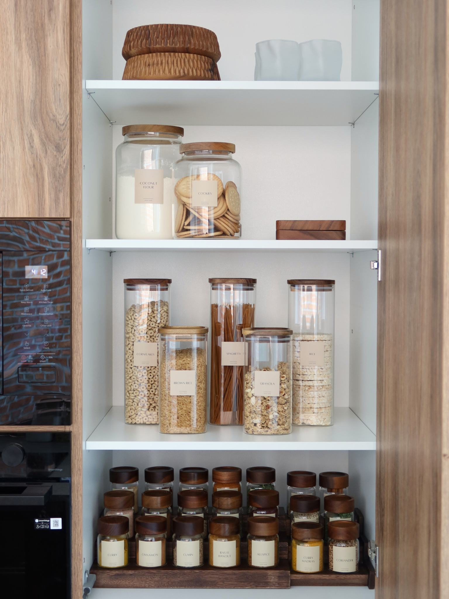 Kruidenrek donkerbruin hout. Houten opbergers voor keuken of badkamer. Voorraadpot en kruidenpotje hout. Organizer en ladeverdeler. Houten schaal of fruitschaal. Kleine houten lepel. Bamboe lepel. Licht of donker hout. Wood organizers for kitchen or bathroom. Glass jar with wooden lid. Wooden spice jar. Drawer divider and organizer. Wooden bowl or fruit bowl. Small wooden spoon. Bamboo spoon. Light or dark wood. Holzaufbewahrung für Küche oder Bad. Rangement en bois pour cuisine ou salle de bain.