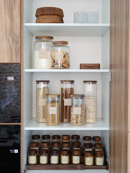Kruidenrek donkerbruin hout. Houten opbergers voor keuken of badkamer. Voorraadpot en kruidenpotje hout. Organizer en ladeverdeler. Houten schaal of fruitschaal. Kleine houten lepel. Bamboe lepel. Licht of donker hout. Wood organizers for kitchen or bathroom. Glass jar with wooden lid. Wooden spice jar. Drawer divider and organizer. Wooden bowl or fruit bowl. Small wooden spoon. Bamboo spoon. Light or dark wood. Holzaufbewahrung für Küche oder Bad. Rangement en bois pour cuisine ou salle de bain.