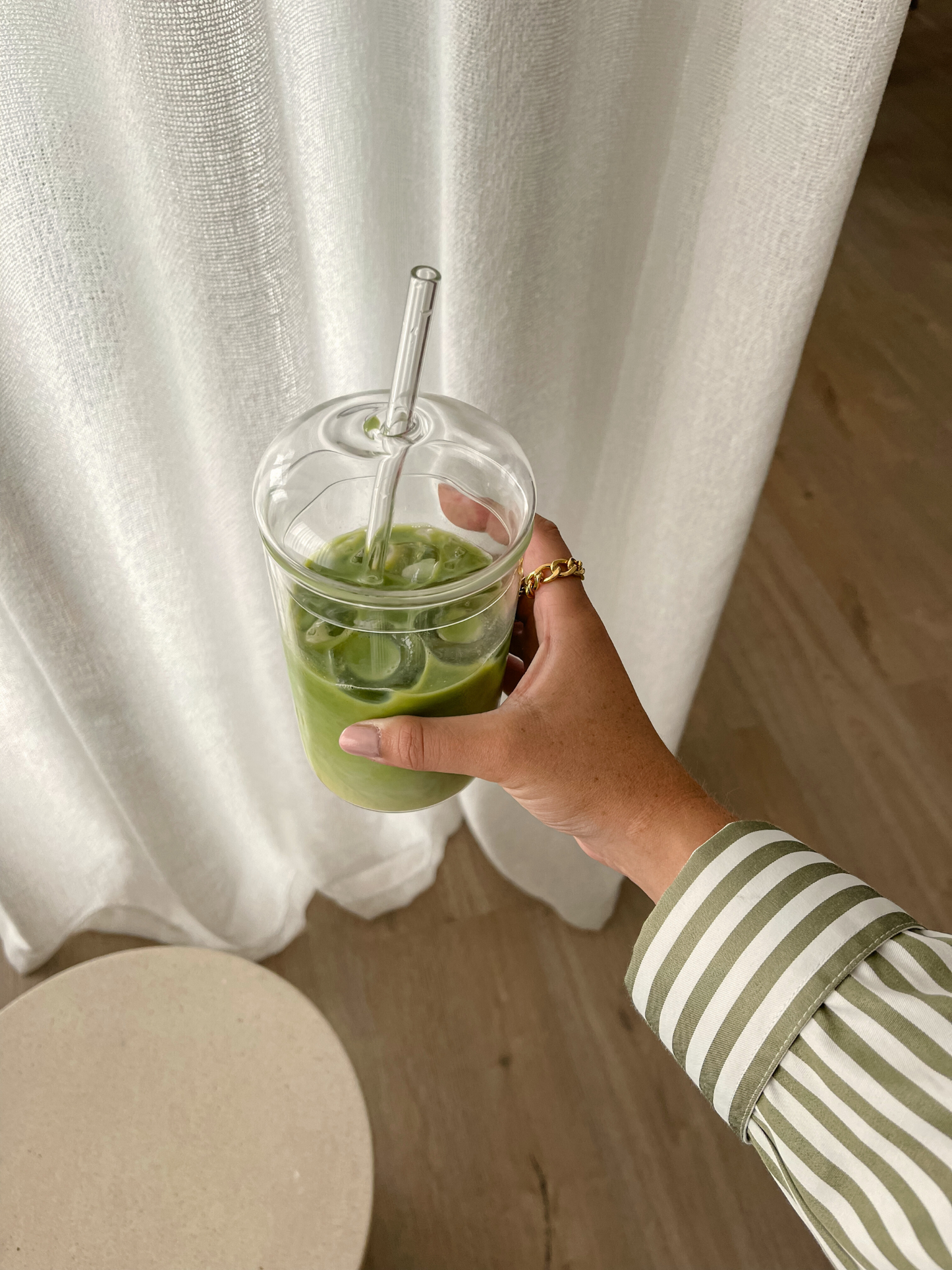 Verre en verre, paille en verre, vaisselle transparente, design minimaliste, écologique, paille réutilisable, vaisselle moderne, verre transparent, lumière naturelle, organisation de la maison, espace sans encombrement, espace rangé, esthétique de cuisine, mode de vie durable, décoration simple, ustensiles fonctionnels, boisson élégante, vie organisée, environnement paisible, verrerie élégante, maison organisée, surface propre, design réfléchi, éco-responsable, ambiance calme, organisation de la maison,