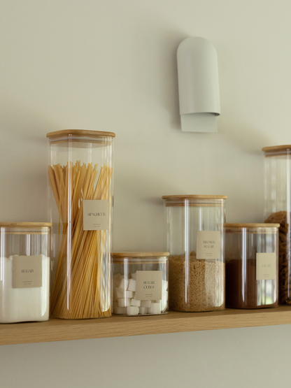 Vierkante glazen voorraadpot in 4 maten met luchtdicht bamboe deksel. Voorraadpot voor bloem, rijst, pasta en droge voeding. Stijlvolle voorraadpot met natuurlijke uitstraling. Glazen keukenpot met houten deksel. Geschikt voor IKEA-organizing, Blokker en Action-stijl pantry’s. Voorraadpotten set, luchtdicht, stapelbaar en duurzaam. Perfect voor een georganiseerde keuken, keukenkast of voorraadlade. Natuurlijk opbergen met bamboe organizers en transparante opbergoplossingen.
