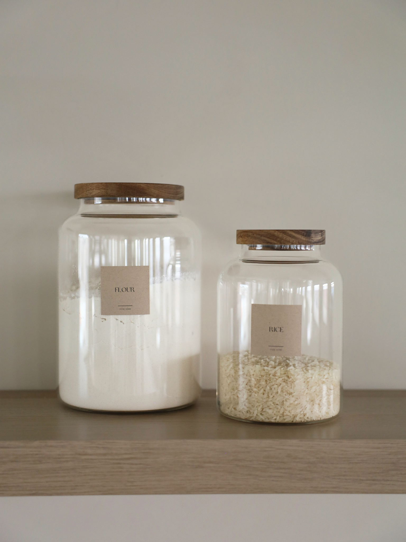 großes Vorratsglas, weites Glas-Vorratsgefäß, Vorratsglas für Mehl und Backwaren, Vorratsglas für Reis, Glasbehälter mit Holzdeckel, Vorratsglas mit dunkelbraunem Akazienholzdeckel, luftdichtes Vorratsglas, geräumiger Glasaufbewahrungsbehälter, Vorratsglas für Großmengen, Glasbehälter mit natürlicher Optik, Vorratsglas mit Holzdeckel, Speisekammer Organizer, stilvolles Vorratsglas, nachhaltige Aufbewahrungslösung, Küchenorganizer Glas, Vorratsglas für große Mengen, Glasbehälter für die Küche, Vorratsglas ik