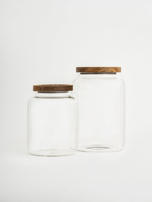 grote voorraadpot, wijde glazen voorraadpot, voorraadpot voor meel en bloem, voorraadpot voor rijst, glazen pot met houten deksel, voorraadpot met donkerbruine acaciahouten deksel, luchtdichte voorraadpot, ruime glazen bewaarpot, voorraadpot voor bulkopslag, glazen voorraadpot met natuurlijke uitstraling, houten deksel voorraadpot, pantry opberger, stijlvolle voorraadpot, duurzame voorraadoplossing, keuken organizer pot, voorraadpot voor grote hoeveelheden, glazen keukenpot, large pantry jar, wide jar